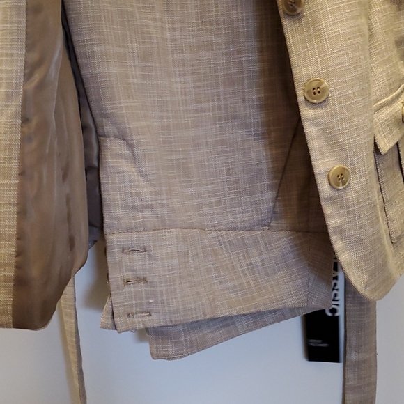 New pant suit size is 3 - Picture 2 of 4